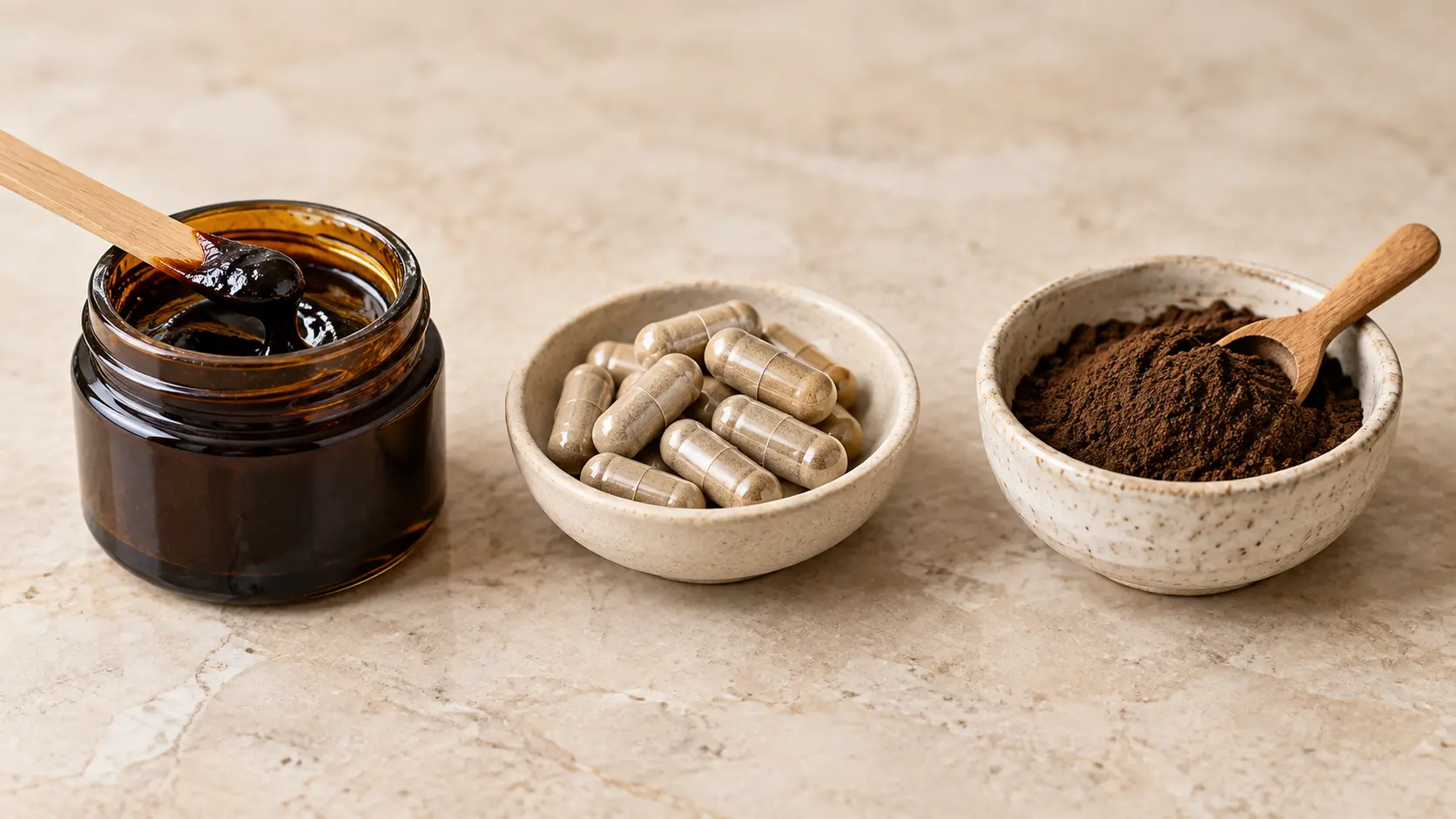 Les trois formes de shilajit côte à côte : pot de résine, gélules et poudre